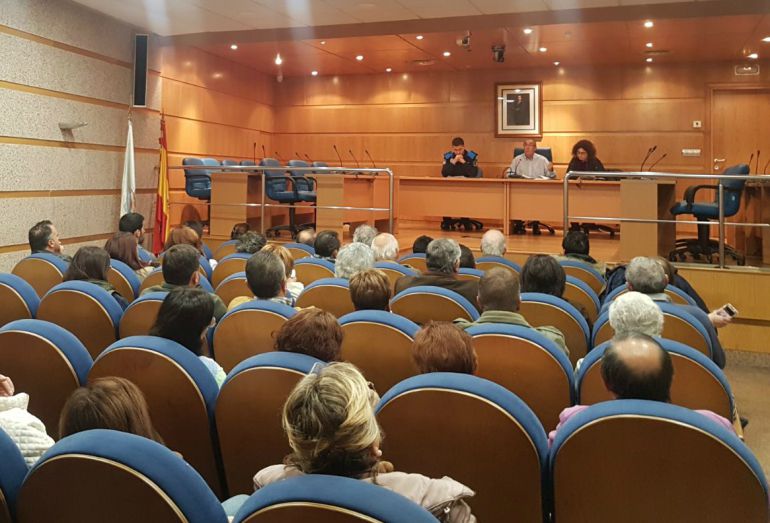Reunión de miembros del gobierno local y el jefe de la Policía Local de O Porriño con las 75 familias de Contrasto. Reunión de miembros del gobierno local y el jefe de la Policía Local de O Porriño con las 75 familias de Contrasto.