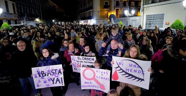 Asistentes al minuto de silencio con motivo del homicidio por violencia de género perpretrado en la localidad de Elda Asistentes al minuto de silencio con motivo del homicidio por violencia de género perpretrado en la localidad de Elda
