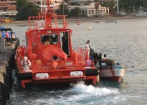 Llega una patera al muelle de Los Cristianos, al sur de Tenerife