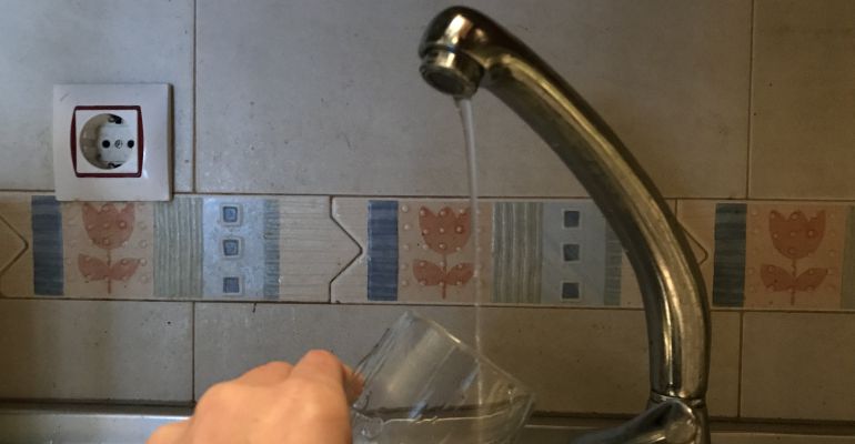 Un grifo con poca agua. Un grifo con poca agua.