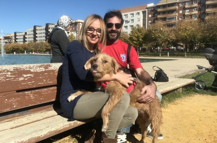 Oliver, con la pareja que lo recogió en Porcuna. Oliver, con la pareja que lo recogió en Porcuna.