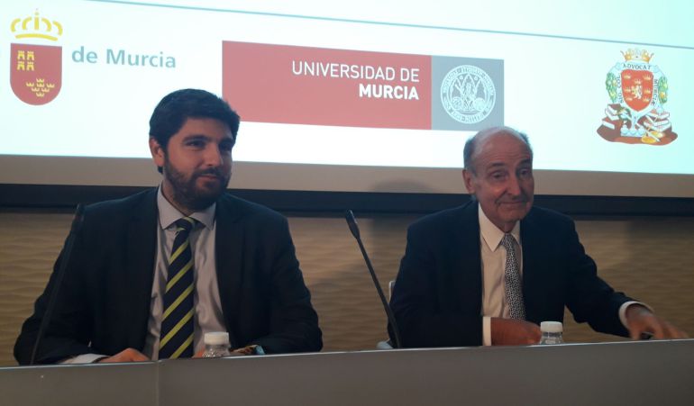 El presidente de la Región de Murcia, Fernando López Miras, a la izquierda. Miquel Roca, padre de la Constitución, a la derecha. El presidente de la Región de Murcia, Fernando López Miras, a la izquierda. Miquel Roca, padre de la Constitución, a la derecha.