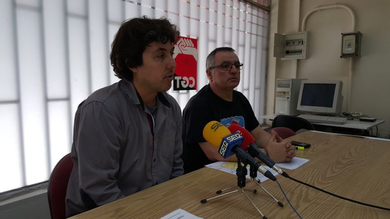 Felix Iglesias (i) y Jesús Vázquez (d), miembros de la Plataforma en Defensa del Ferrocarril Felix Iglesias (i) y Jesús Vázquez (d), miembros de la Plataforma en Defensa del Ferrocarril