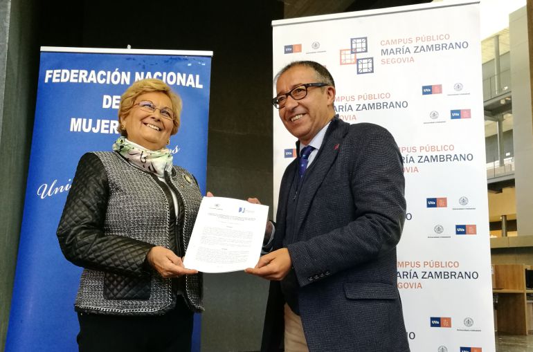 La presidenta de FEMUR Juana Borrego junto al vicerrector de la UVA Juan José Garcillán La presidenta de FEMUR Juana Borrego junto al vicerrector de la UVA Juan José Garcillán