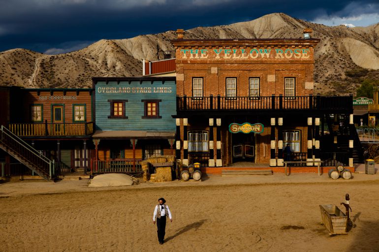 Poblado del Oasys Mini-Hollywood de Tabernas, en una de las imágenes incluidas por el autor en su libro. Poblado del Oasys Mini-Hollywood de Tabernas, en una de las imágenes incluidas por el autor en su libro.