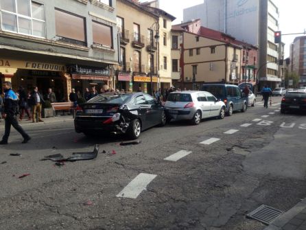 Varios turismos resutlaron implicados en este accidente, sin que haya que lamentar heridos Varios turismos resutlaron implicados en este accidente, sin que haya que lamentar heridos
