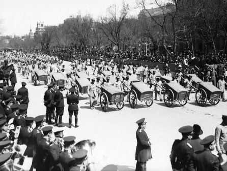 Barrenderos desfilando el 12 de abril de 1932 para festejar el primer aniversario de las elecciones municipales que llevaron a la Segunda República. El alcalde de Madrid era Pedro Rico. Barrenderos desfilando el 12 de abril de 1932 para festejar el primer aniversario de las elecciones municipales que llevaron a la Segunda República. El alcalde de Madrid era Pedro Rico.