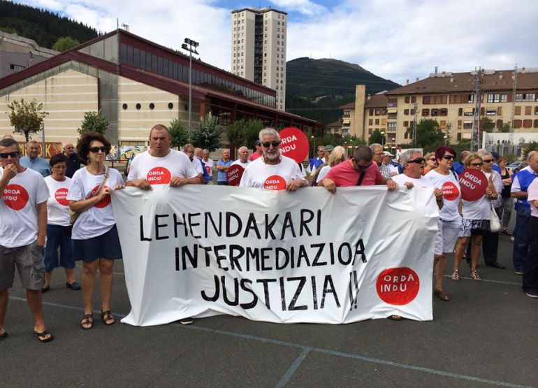 Imagen de archivo de una de las protestas convocadas por Ordaindu, una de las plataformas de afectados por las aportaciones de Fagor. Imagen de archivo de una de las protestas convocadas por Ordaindu, una de las plataformas de afectados por las aportaciones de Fagor.