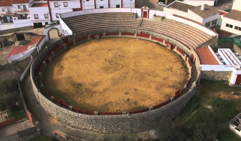 Imagen aérea de la vetusta plaza de toros de El Castillo de Las Guardas Imagen aérea de la vetusta plaza de toros de El Castillo de Las Guardas