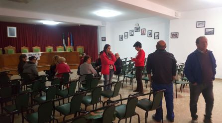 Los vecinos empiezan a llegar al salón de plenos para apoyar en su encierro a la mujer del exalcalde de Huesa Los vecinos empiezan a llegar al salón de plenos para apoyar en su encierro a la mujer del exalcalde de Huesa