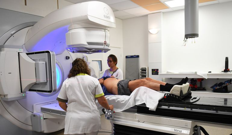 La donación se empleará en comprar aparatos avanzados para la detección del cáncer. La donación se empleará en comprar aparatos avanzados para la detección del cáncer.