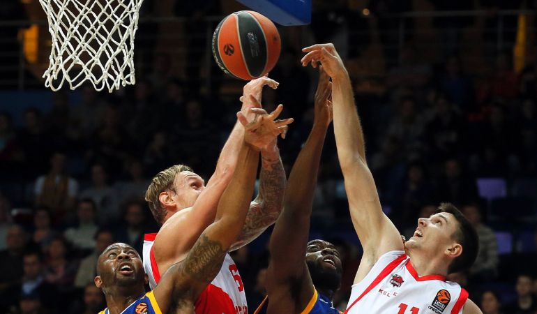 Matt Janning trata de llevarse el balón ante varios jugadores del Khimki. Matt Janning trata de llevarse el balón ante varios jugadores del Khimki.