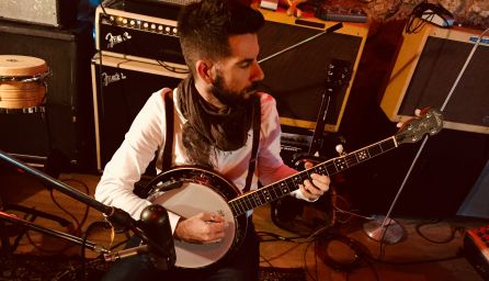 La banda ha incrustado muchos instrumentos folk en sus canciones, como el Banjo. La banda ha incrustado muchos instrumentos folk en sus canciones, como el Banjo.