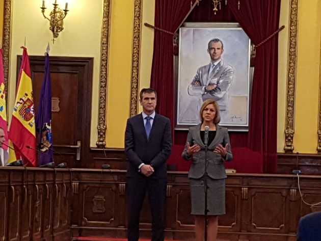 El Ministerio de Defensa entrega a la ciudad de Guadalajara la bandera de España que presidió el Desfile de las Fuerzas Armadas: Defensa entrega a la ciudad de Guadalajara la bandera que presidió el Día de las Fuerzas Armadas 2017 El Ministerio de Defensa entrega a la ciudad de Guadalajara la bandera de España que presidió el Desfile de las Fuerzas Armadas: Defensa entrega a la ciudad de Guadalajara la bandera que presidió el Día de las Fuerzas Armadas 2017