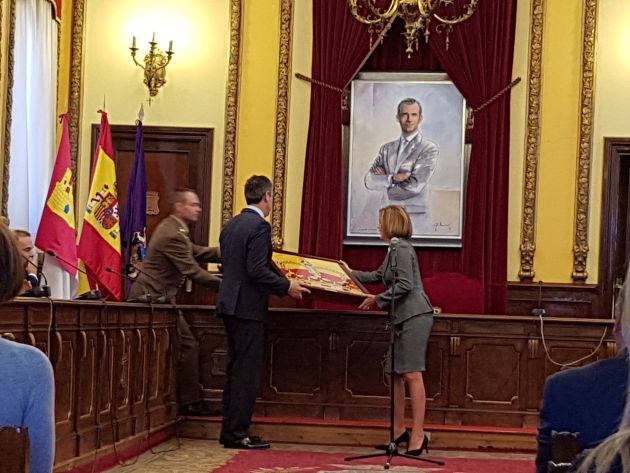 El Ministerio de Defensa entrega a la ciudad de Guadalajara la bandera de España que presidió el Desfile de las Fuerzas Armadas: Defensa entrega a la ciudad de Guadalajara la bandera que presidió el Día de las Fuerzas Armadas 2017 El Ministerio de Defensa entrega a la ciudad de Guadalajara la bandera de España que presidió el Desfile de las Fuerzas Armadas: Defensa entrega a la ciudad de Guadalajara la bandera que presidió el Día de las Fuerzas Armadas 2017