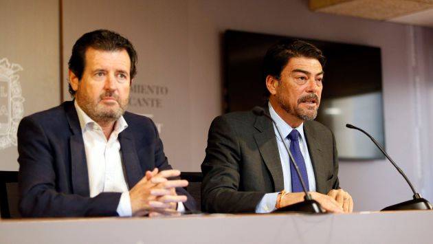 El Secretario General del PP de la Provincia de Alicante, José Ciscar (i), y el Portavoz del PP en el Ayuntamiento de Alicante, Luis Barcala, durante la rueda de prensa en la que ha exigido al alcalde, el socialista Gabriel Echávarri, que renuncie al cargo por su doble investigación judicial y ha ofrecido al resto de partidos políticos, especialmente a Ciudadanos (Cs), formar un "gobierno de excepción sin cálculos electorales" El Secretario General del PP de la Provincia de Alicante, José Ciscar (i), y el Portavoz del PP en el Ayuntamiento de Alicante, Luis Barcala, durante la rueda de prensa en la que ha exigido al alcalde, el socialista Gabriel Echávarri, que renuncie al cargo por su doble investigación judicial y ha ofrecido al resto de partidos políticos, especialmente a Ciudadanos (Cs), formar un "gobierno de excepción sin cálculos electorales"