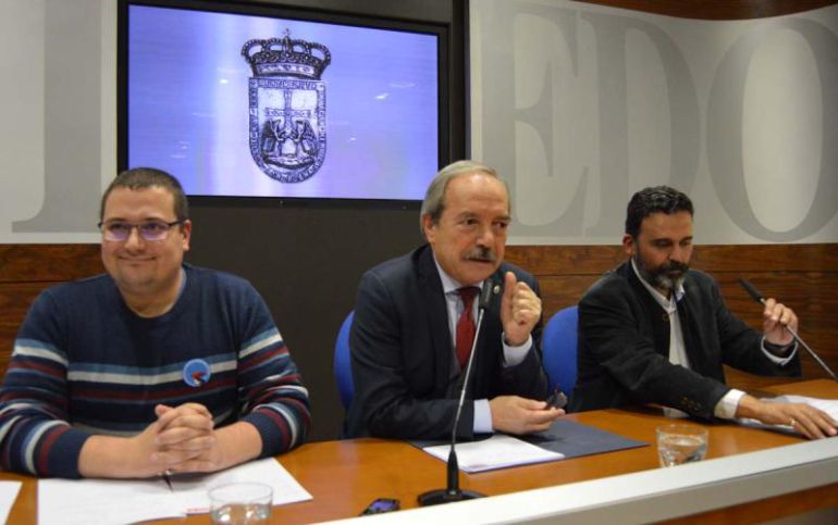 El alcalde de Oviedo, Wenceslao López, comparece arropado por el portavoz adjunto del grupo municipal del PSOE, y el concejal socialistas Diego Valiño, para exponer la postura de partido socialista sobre la comisión de investigación de Aquagest. El alcalde de Oviedo, Wenceslao López, comparece arropado por el portavoz adjunto del grupo municipal del PSOE, y el concejal socialistas Diego Valiño, para exponer la postura de partido socialista sobre la comisión de investigación de Aquagest.