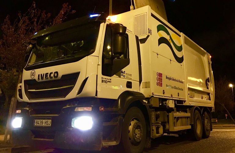 Los profesionales de la MCP recorren cada noche cientos de kilómetros recogiendo los residuos reciclados de los ciudadanos. Los profesionales de la MCP recorren cada noche cientos de kilómetros recogiendo los residuos reciclados de los ciudadanos.