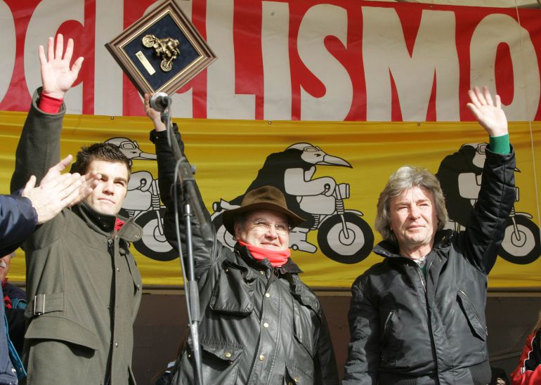 Entrega de los premios de la 25 edición (2006) de la concentración motorista 'Pingüinos'. De izquierda a derecha, el motorista Fonsi Nieto, el 'Pingüino especial' Emilio Scoto, y el 'Pingüino de Oro' Ángel Nieto Entrega de los premios de la 25 edición (2006) de la concentración motorista 'Pingüinos'. De izquierda a derecha, el motorista Fonsi Nieto, el 'Pingüino especial' Emilio Scoto, y el 'Pingüino de Oro' Ángel Nieto
