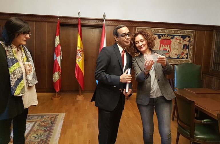 El embajador junto a la alcaldesa El embajador junto a la alcaldesa