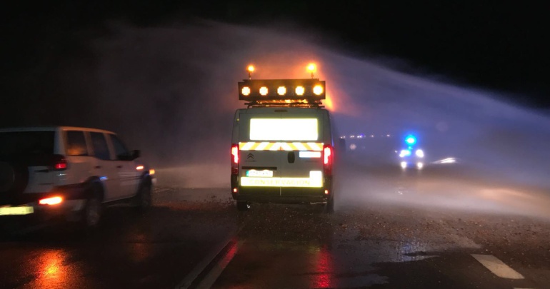 Ante la fuerza del agua atravesando la carretera, se ha tenido que cortar el tráfico Ante la fuerza del agua atravesando la carretera, se ha tenido que cortar el tráfico