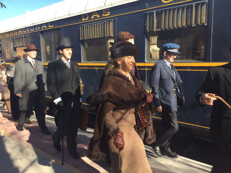Momento en el que viajeros de época se sube al Tren Azul en la estación de Jaca Momento en el que viajeros de época se sube al Tren Azul en la estación de Jaca
