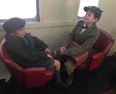 Dos jóvenes pasajeros del Tren Azul Dos jóvenes pasajeros del Tren Azul