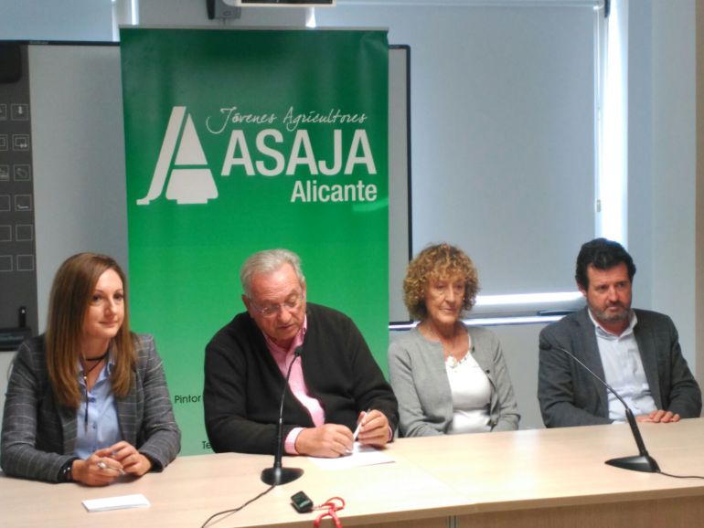 Eladio Aniorte junto a José Ciscar y Ascensión Carreño en la sede de ASAJA en Alicante Eladio Aniorte junto a José Ciscar y Ascensión Carreño en la sede de ASAJA en Alicante