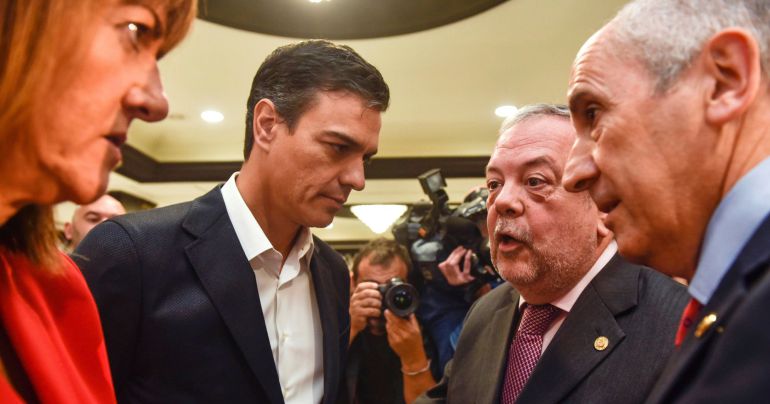 El secretario general del PSOE, Pedro Sánchez, la líder de los socialistas vascos, Idoia Mendia, el consejero de Hacienda del Gobierno Vasco, Pedro Azpiazu y el portavoz Josu Erkoreka, conversan al término del "Fórum Europa. Tribuna Euskadi" El secretario general del PSOE, Pedro Sánchez, la líder de los socialistas vascos, Idoia Mendia, el consejero de Hacienda del Gobierno Vasco, Pedro Azpiazu y el portavoz Josu Erkoreka, conversan al término del "Fórum Europa. Tribuna Euskadi"