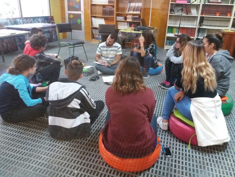 Un momento de la conversación entre los nueve alumnos del IES Francisco Martín Miranda, de La Cuesta. Un momento de la conversación entre los nueve alumnos del IES Francisco Martín Miranda, de La Cuesta.