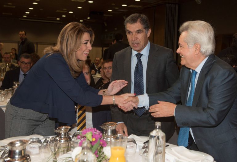 La presidenta andaluza Susana Díaz saluda al Presidente del TSJA Lorenzo del Rio (c) y al presidente de la Fundación CajaGranada, Antonio Jara (d), antes de su participación en un desayuno de trabajo organizado por el diario Ideal La presidenta andaluza Susana Díaz saluda al Presidente del TSJA Lorenzo del Rio (c) y al presidente de la Fundación CajaGranada, Antonio Jara (d), antes de su participación en un desayuno de trabajo organizado por el diario Ideal