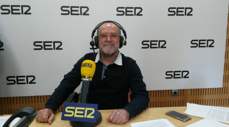 Luis de Hoyos en los estudios de Radio Murcia Luis de Hoyos en los estudios de Radio Murcia