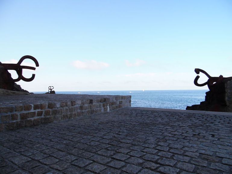 El Ayuntamiento de San Sebastián estudia rebajar la cota de las piedras y suavizar su rugosidad para facilitar la accesibilidad del Peine del Viento: Rebajar la cota de las piedras y suavizar su rugosidad El Ayuntamiento de San Sebastián estudia rebajar la cota de las piedras y suavizar su rugosidad para facilitar la accesibilidad del Peine del Viento: Rebajar la cota de las piedras y suavizar su rugosidad