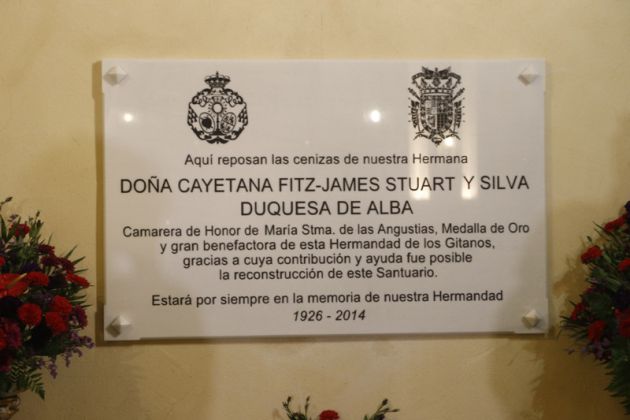 Lápida dedicada a la memoria de la Duquesa de Alba en el interior del Santuario de Los Gitanos Lápida dedicada a la memoria de la Duquesa de Alba en el interior del Santuario de Los Gitanos