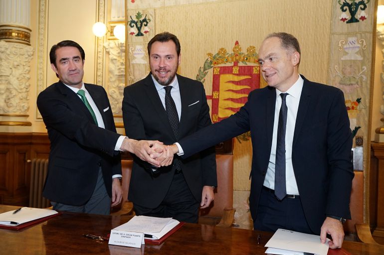 El consejero de Fomento, el alcalde y el presidente de ADIF se estrechan las manos tras la firma del convenio