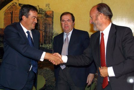 Firma del convenio en 2002 entre el ministro Alvarez Cascos, Juan Vicente Herrera y Javier León de la Riva