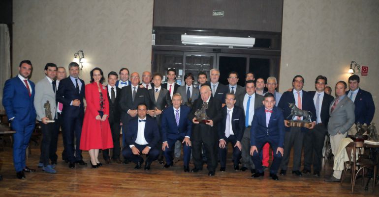 Foto de familia de los premiados en la gala Foto de familia de los premiados en la gala