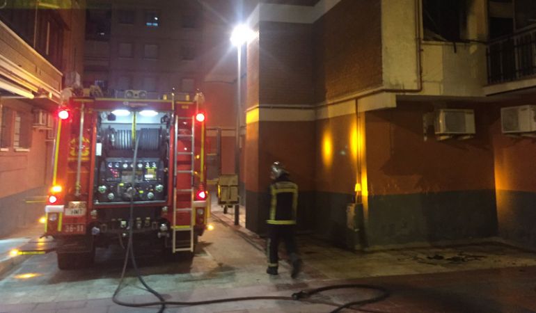 Cinco dotaciones de bomberos acudieron a extinguir el incendio. Cinco dotaciones de bomberos acudieron a extinguir el incendio.