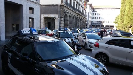 Los coches de autoescuela, concentrados en la Plaza de España Los coches de autoescuela, concentrados en la Plaza de España