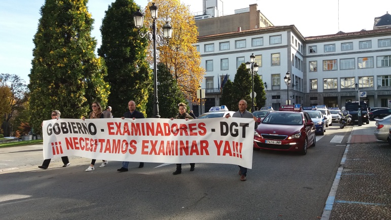 La marcha de los coches de autoescuelas a su llegada a la Plaza de España La marcha de los coches de autoescuelas a su llegada a la Plaza de España