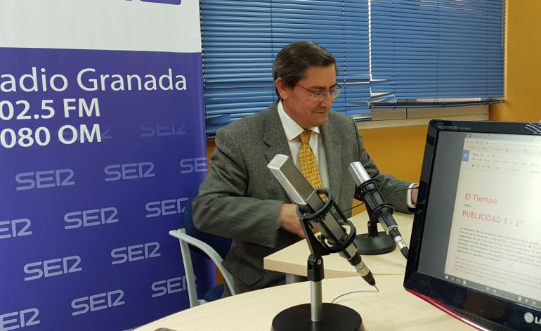 El presidente de la Diputación, José Entrena, en los estudios de Radio Granada El presidente de la Diputación, José Entrena, en los estudios de Radio Granada