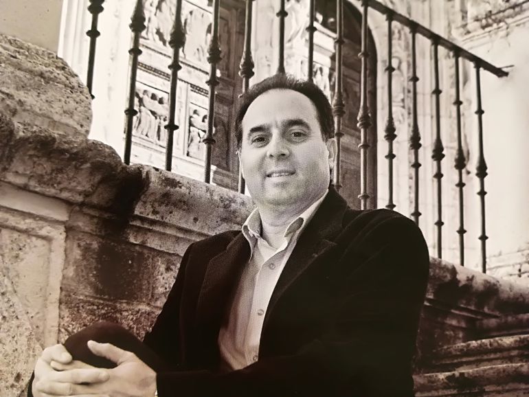 La imagen de Carmelo de la Fuente posando junto a Santa María ilustra el catálogo de esta exposición conmemorativa La imagen de Carmelo de la Fuente posando junto a Santa María ilustra el catálogo de esta exposición conmemorativa