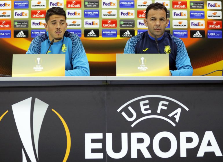 El entrenador español del Villarreal, Javier Calleja (d), y el centrocampista español Pablo Fornals (i) asisten a una rueda de prensa en el Astana Arena en Astana, Kazajistán, 22 de noviembre de 2017. Villarreal y Astana se enfentarán mañana, 23 de noviembre, en un encuentro de fase de grupos de la Liga Europa. El entrenador español del Villarreal, Javier Calleja (d), y el centrocampista español Pablo Fornals (i) asisten a una rueda de prensa en el Astana Arena en Astana, Kazajistán, 22 de noviembre de 2017. Villarreal y Astana se enfentarán mañana, 23 de noviembre, en un encuentro de fase de grupos de la Liga Europa.