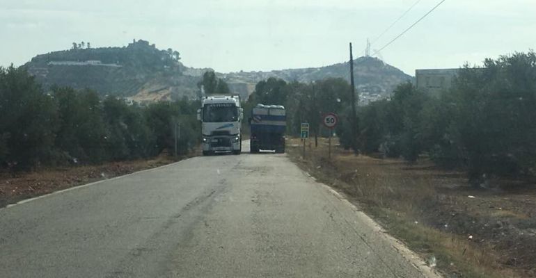 Dos camiones se cruzan en la carretera A-6107. Dos camiones se cruzan en la carretera A-6107.