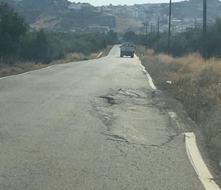 Baches en la carretera A-6107. Baches en la carretera A-6107.