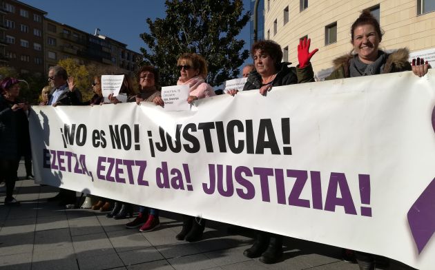 Manifestantes tras una pancarta este miércoles Manifestantes tras una pancarta este miércoles