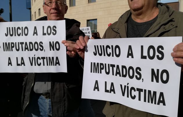 Manifestantes con pancartas este miércoles Manifestantes con pancartas este miércoles