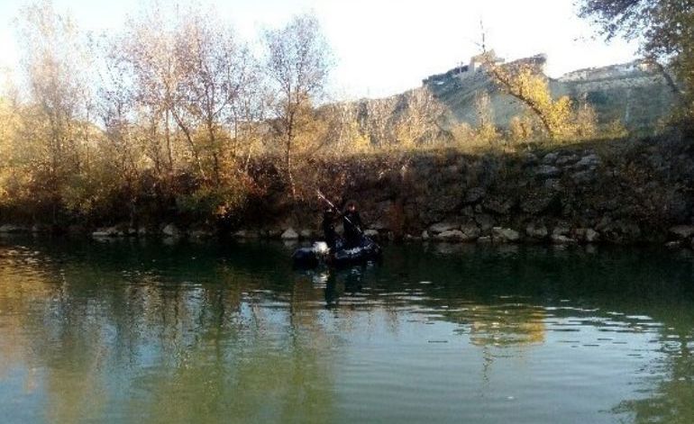 Equipo de rescate acuático de Bomberos rastrea el río Aragón en Caparroso Equipo de rescate acuático de Bomberos rastrea el río Aragón en Caparroso