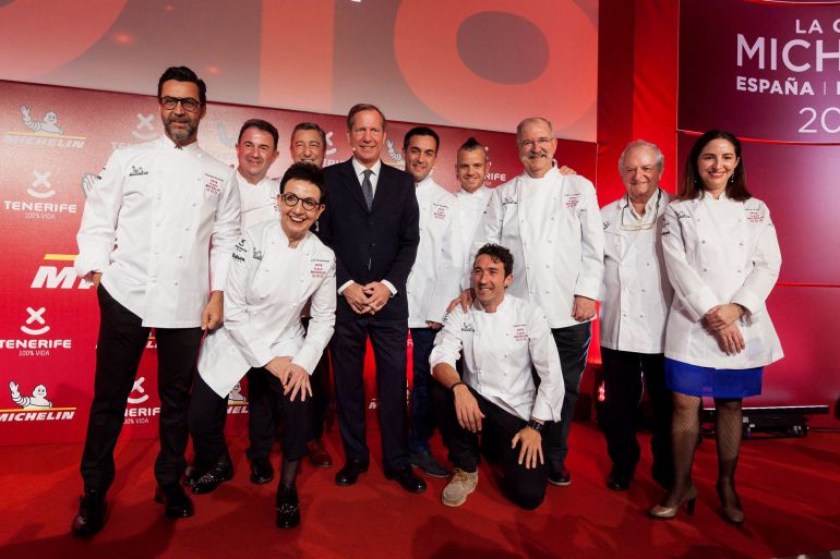 El director internacional de la Guía Michelin, Michael Ellis (c), posa con los cocineros que mantienen sus tres estrellas Michelin durante la gala de entrega para España y Portugal celebrada en el hotel Abama de Guía de Isora, en Tenerife.EFE Ramón de la Rocha. El director internacional de la Guía Michelin, Michael Ellis (c), posa con los cocineros que mantienen sus tres estrellas Michelin durante la gala de entrega para España y Portugal celebrada en el hotel Abama de Guía de Isora, en Tenerife.EFE Ramón de la Rocha.