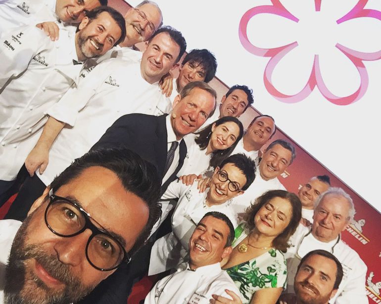 ´Selfie´del cocinero Quique Dacosta, tras lograr mantener un año más sus tres estrellas Michelin en Tenerife, junto a muchos de sus compañeros. ´Selfie´del cocinero Quique Dacosta, tras lograr mantener un año más sus tres estrellas Michelin en Tenerife, junto a muchos de sus compañeros.